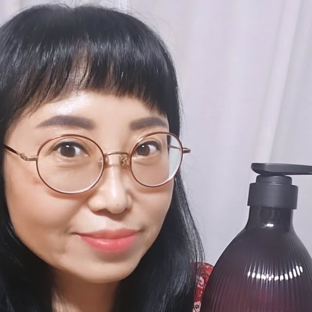Kyoungsun Yun on Instagram: "#광고

요즘 머리 감을 때마다 한움큼씩 빠지는 머리카락 때문에 정말 고민이 많았어요. 괜히 머리숱도 줄어드는 것 같고, 거울 볼 때마다 마음이 싱숭생숭하더라고요. 그래서 탈모 전용 샴푸를 제대로 써보자 싶어 선택한 게 바로 먼프리 탈모샴푸예요.

먼프리는 두피가 마시는 고함량 프리미엄 독일맥주효모수가 함유되어 있어서 두피에 촉촉한 영양과 활력을 더해주고, 머리카락 빠짐 완화에 도움을 주는 샴푸예요. 특히 머리 감고 나면 두피가 산뜻하고 개운해져서 기분까지 좋아지더라고요. 거품도 풍성하게 잘 나고, 은은한 향이라 남녀 누구나 부담 없이 쓸 수 있을 것 같아요.

거기에 풍성한 모발을 위한 먼프리만의 식물성 단백질 콩컴플렉스가 들어 있어서 약해진 모발을 건강하게 케어하고, 모발 성장 촉진까지 도와주니 정말 딱 필요한 샴푸였어요. 
 
두피가 예민하고 탈모가 걱정되는 분, 머리카락 빠짐으로 스트레스 받는 분들께 꼭 추천해드리고 싶어요.

탈모는 늦기 전에 관리하는 게 중요한 거 아시죠? 저는 먼프리 탈모샴푸로 두피부터 건강하게 케어하는 중이랍니다.

#먼프리탈모샴푸 #탈모샴푸 #머리카락빠짐완화 #두피케어 #샴푸추천
#탈모케어 #두피건강 #식물성단백질샴푸 #콩컴플렉스 #셀프탈모관리 #남녀공용샴푸 #두피클렌징"