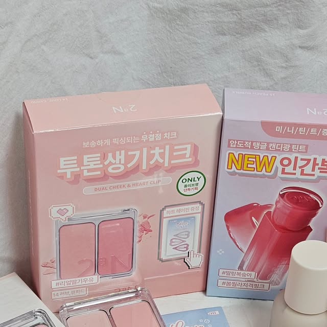 맛나뇽🧁 on Instagram: "#광고 #올영픽 투에이엔 러브 버블 컬렉션💗🫧

지난번 러브버블 컬렉션이 너무 마음에 들어서 이번엔 치크 위주로 가져왔어요!🫶

🍓 듀얼치크 | 06 핑크페탈 / 09 하트벌룬 / 11 쥬시피치 / 14 러브,큐피드
맑고 생기 있는 발색이라 톤 상관없이 데일리템으로 딱✨
컬러 구성이 다양해서 원하는 무드에 맞춰 골라 쓰기 좋아요

🌟 퓨어 글래시 하이라이터 | ND01 쉘
봄웜톤 찰떡✨ 은은한 진주빛 펄이 피부를 맑고 투명하게 밝혀줘요🦪

🍑 글레이즈 바운싱 틴트 | 15 피치버블
복숭아 시럽 같은 촉촉함에 투명한 탱글립 표현💖
한 번만 발라도 얼굴이 화사해져서 요즘 최애예요

🤍 롱웨어링 파운데이션 미니 | 19 페일 베이지
저번에 써보고 반해서 재구매한 제품☁️
얇고 균일하게 발리면서도 커버력은 챙겨줘서 여름에도 무너지지 않는 세미매트 파데예요

전체적으로 뽀얗고 사랑스러운 분위기를 만들어줘서 데일리템으로 딱 추천드려요💞

💄 투에이엔 @2an_official
📍 전국 올리브영 매장

-
#올리브영추천템 #올영필수템 #러브버블컬렉션 #롱웨어링파운데이션미니 #컬러플레이듀얼라이너"