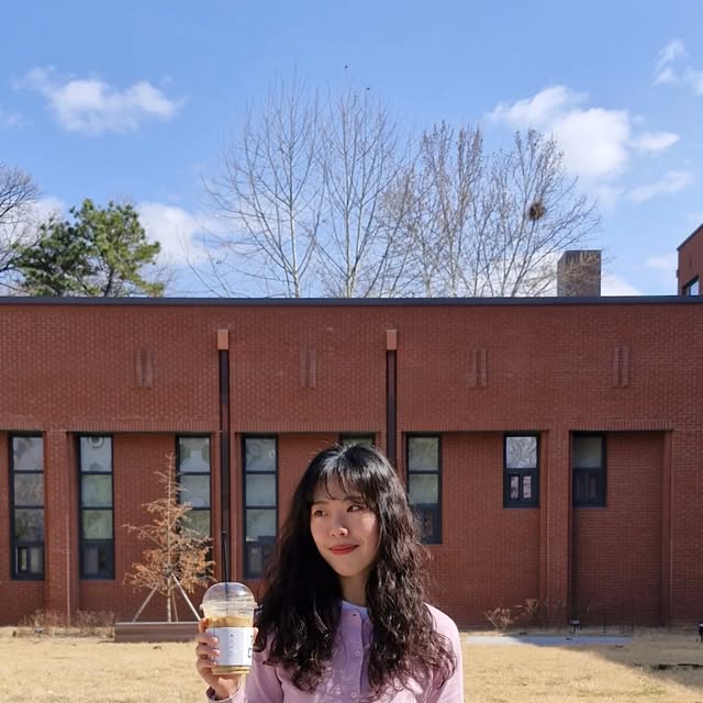 루씽 on Instagram: "#광고 날이 따뜻해지는걸 보니 봄이 올랑가🙌 꼬까옷 입고 대학교 추억여행,, 회사 다닌다고 매일 스트레이트 핏 데님만 입다가 오랜만에 와이드핏 입으니까 넘 느좋이잖