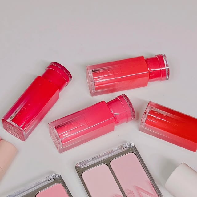 즈봉 _ zbong on Instagram: "#광고

📌 8월 올영픽 추천템 리뷰
이번 달 올리브영 올영픽에 선정된 2aN(투에이엔) 신제품들, 직접 만나봤어요 ✨️ 
절대로 그냥 지나칠 수 없는 라인업!

새로 나온 러브 버블 컬렉션(6종)을 시작으로,
롱 웨어링 파운데이션(4종), 컬러 플레이 듀얼 라이너(5종) 까지 🫧

제가 오프라인 매장에서 픽한 제품은요......✨
✔ 롱 웨어링 파운데이션 미니 – 가볍고 밀착력 최고!
✔ 퓨어 글래시 하이라이터 – 반짝임이 은은하면서도  피부 위에서 살아나는 광채🤍
✔ 듀얼치크 – 한 번에 두 가지 무드 완성 가능한 치크라니,, 이건 정말이지 필수템 인정👏
✔ 글레이즈 바운싱 틴트 - 여름에 쓰기 딱 좋은 청량감 있는 컬러들이라 데일리 + 포인트 둘 다 활용 가능한 립!

쿨톤도 웜톤도 모두모두 만족할 컬러!
메이크업 오래 유지하고 싶을 때, 
은은한 포인트 주고 싶을 때 진짜~ 딱이에요.
올영과의 기획세트엔 사은품도 어마어마!
8월 올영픽 놓치지 말고 체크해보세요💖

#올영픽 #올리브영추천템 #올영필수템 #러브버블컬렉션 #롱웨어링파운데이션미니 #컬러플레이듀얼라이너 #투에이엔하이라이터 #투에이엔파운데이션 #투에이엔치크 #투에이엔틴트 #투에이엔버블컬렉션 #투에이엔x올리브영"