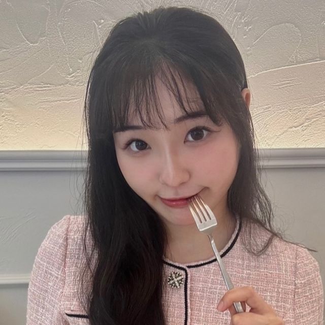 +(82) 소윤님이 회원님을 좋아합니다. on Instagram: "🥯한입베이글 성수점🥯
.
(한입베이글 성수점)은 12시간 저온숙성한 베이글로 당일 생산한 제품만 판매하여 신선한 베이글을 한 입 크기로 먹을 수 있는 베이글 맛집입니다💓
.
👶🏻‘예스키즈존’으로 아기의자 배치되어 있구요!
🤰임산부 뱃지를 지참해주시는 분들께 ‘웨이팅 프리패스’ 및 ‘베이글+음료1잔’ 무료 증정한다고 합니다!👍
🐶야외에 테라스가 있어서 애견동반하여 취식가능 합니다❗️
🥯 갓 나온 빵처럼 먹을 수 있도록 전자레인지와 토스트기가 매장안에 배치 되어있습니다🍪
.
저는 오픈런으로 다녀왔는데 전체적으로 매장이 깔끔하고 베이글이 식사용과 디저트용으로 맛이 다양하여 다채롭게 베이글을 먹고왔습니다 너무 맛있었어요💕
.
요즘 연예인들 사이에서도 입소문이나서 연예인도 자주 목격된다고하네요🤫😏
.
.
.
#체험단 #식음료제공 #성수동카페 #성수핫플 #성수카페 #성수 #카페추천 #베이글맛집 #베이글 #맛집 #카페 #추천 #성수동맛집 #성수 #성수동"