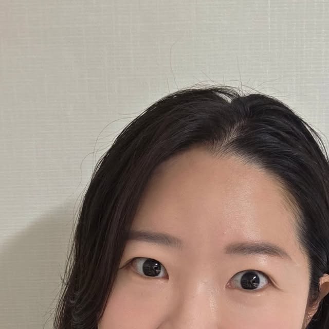 빵란 | 빵란의 빵원 라이프 on Instagram: "#광고 촉촉하게 밀착되고, 마무리는 보송하게!
여름에도 무너지지 않는 워터벨벳 쿠션 💦

한 번만 발라도 모공과 잡티 커버는 기본,
밀착력 갑이라 마스크에 안 묻어나는 거 실화야? 😍

세미매트 제형이라 답답하지 않으면서도
무너짐 없이 깔끔하게 픽싱돼서
하루 종일 메이크업 걱정 없는 쿠션✨

이번 여름, 쿠션 하나 바꾸면 화장이 살아나요!
블랑디바 워터벨벳 쿠션, 올리브영에서 만나보세요💕

@blancdiva_official 

#블랑디바#BLANCDIVA#여름쿠션#올리브영쿠션#올영추천#여름쿠션#커버쿠션#밀착력좋은쿠션#무너지지않는쿠션#커버력좋은쿠션#워터벨벳쿠션#보송매트쿠션#보송쿠션#세미매트쿠션"