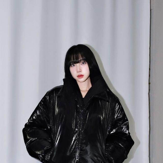 채운 on Instagram: "#gift @1rony9orno_official 
최애 패딩 등극이실게요,,,🖤
따뜻하고 예쁘고 다 하네,,오버핏에 글로시라 포인트 주기도 좋댜용🤤

#아이러니포르노화이트라인 #IRONYPORNOWHITELINE #남여공용패딩 #패딩 #패딩점퍼 #글로시패딩 #오버핏 #헤비아우터 #아우터 #레더 #데일리룩 #패당추천  #Padding"