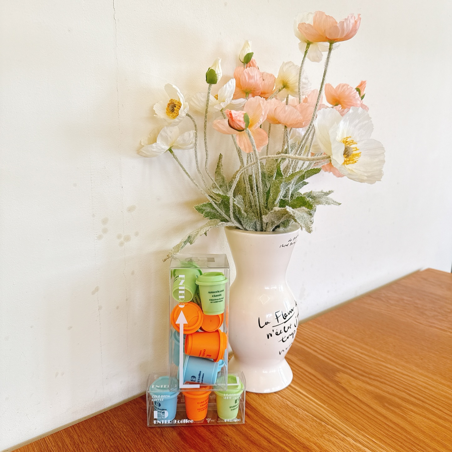 #광고 
집에서 간단히 맛있게 즐길 수 있는
#홈카페 #엔터나인커피 🧡💚🩵

✅향긋하고 맛있어요

프리미엄 E9 COFFEE☕️
E9은 12시간 저온 추출 후
-40도씨 동결 건조하는 방식‼️
커피 고유의 맛•향 유지✨

✅간편•간단해요

냉수•뜨거운물 상관없이❌
순식간에~깨끗이 녹는 스페셜커피
물만 있으면 언제 어디서든🆗 (피크닉•캠핑•낚시등)

✅3가지맛으로 더 다양하고 즐겁게🎵🎶

🟠#콜드브루 클래식(헤이즐넛•블랙베리)
풍부하고 부드러운 과일 신맛에
꽃향이 감미롭게 어우러진 맛✔️
🟢아메리카노 클래식 (맥아•아몬드)
구운 견과와 맥아향이 어우러진
커피 본연의 풍부한 맛✔️
🔵#소금라떼 (바다소금•라일락향)
아몬드의 고소함과 라일락향이
우유와 부드럽게 어우러진 맛✔️

🔻스페셜 홈카페 커피를 만나볼 수 있는곳🔻
https://naver.me/Fw7xfkMp