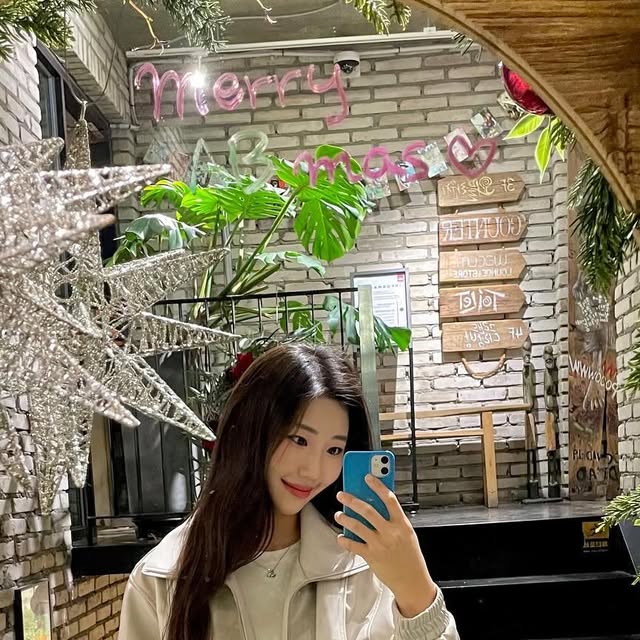 ᴊᴇɴɴᴀ | ᴍᴏᴅᴇʟ | ᴛʀᴀᴠᴇʟ ʏᴏᴜᴛᴜʙᴇʀ on Instagram: "#협찬 비건레더로 만든 레더자켓🧥 부드러운 터치감과 은은한 광택으로 고급스러운 느낌이에요 크롭느낌과 투웨이 지퍼