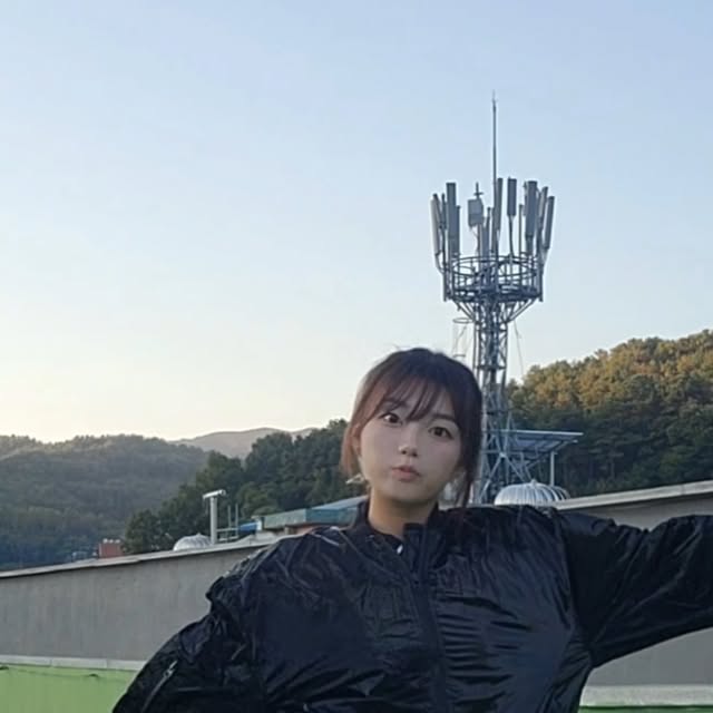 서형 on Instagram: "따뜻하고 편하게 입기🖤
#아이러니포르노화이트라인 #IRONYPORNOWHITELINE #남여공용패딩 #패딩 #패딩조끼 #패딩베스트 #패딩점퍼 #글로시패딩 #오버핏 #헤비아우터 #아우터 #레더 #데일리룩 #패딩추천  #Padding"