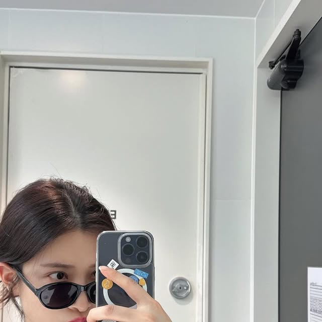 옐💟 on Instagram: "#광고
핫한 선글라스 갖고 싶었는데 마침 딱?!?!
모먼트어스를 알게 됐지 뭐예요🖤
아니 얼굴형에 상관없이 힙한 매력을 느낄 수 있다니
넘나 만조쿠하구요옹😎
데일리로 착용하기에도 부담 없는 디자인이라
이제 햇빛 쨍쨍한 여름에 자주 착용해야지😘

#광고#안경브랜드#안경코디#안경#아이웨어#모먼트어스#momentus#아이웨어브랜드#긱시크선글라스#선글라스#선글라스코디"
