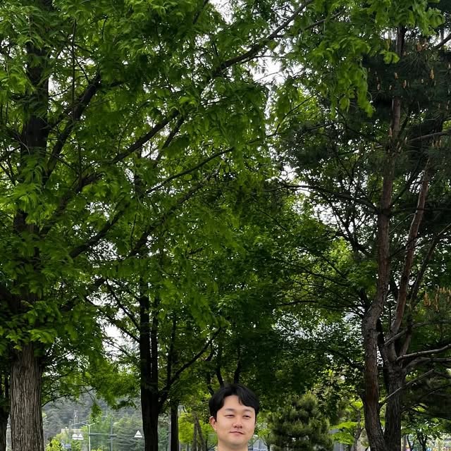 Instagram의 다람쥐처럼 부지런히 모으는 중🐿님 : "#협찬 

여러분, 오늘은 특별한 팬츠를 소개할게요! 🌟

스탠다드에러 87-STAN110 [뉴트로] 미니멀 워싱 핀턱 버뮤다 데님 팬츠! 
빈티지 옐로우 색상으로 완벽하게 스타일링 완료! 😍✨

딱 내 스타일! 허리부터 밑단까지 자연스럽게 떨어지는 와이드핏.
부드럽고 튼튼한 원단 덕분에 하루 종일 편안함 유지! 🙌
빈티지한 컬러감이 포인트라 어떤 스타일에도 찰떡! 👖💛

이 팬츠 입고 나가면, 다들 시선 집중! 😉
너무 좋아서 슬쩍 자랑해봅니다!

[구매처링크]
https://www.musinsa.com/products/4948143

#스탠다드에러 #STANDARDERROR #남여공용팬츠 #데님 #데님팬츠 #팬츠 #바지 #와이드바지 #워싱팬츠 #버뮤다팬츠 #버뮤다 #반바지 #데일리룩 #바지추천 #DenimPants #Denim #Pants"