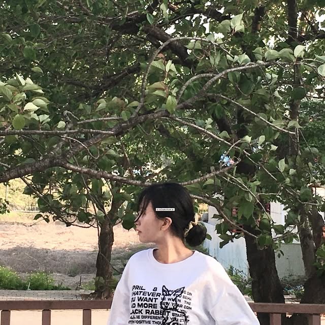 명희 on Instagram: "#광고 얼룩말이 돼🦓
애매한 거지존 앞머리는 헤어핀으로 딱 !
.
.
.
#무신사 #아즈나브르 #제품제공 #헤어핀추천 #여자헤어핀 #캐트릿 #캐주얼코디 #스트릿 #레이어드룩 #스트라이프티 #버뮤다팬츠 #무채색룩 #대학생패션 #패션소통 #패션맞팔"