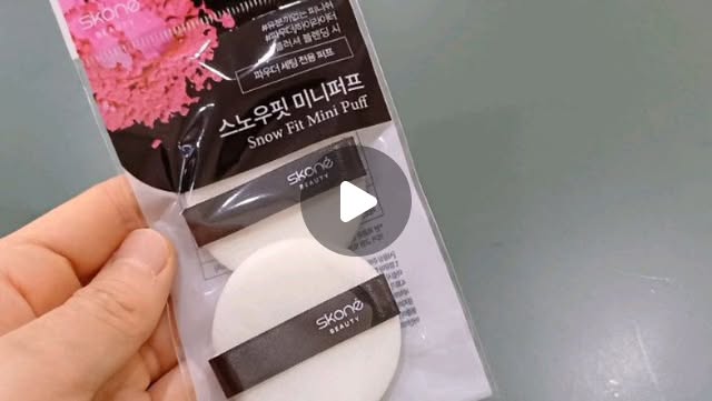봄봄 on Instagram: "👉심플하고 고급스러운 제품 디자인👌

 👉GS25 편의점에서 구매 가능한 제품으로, 접근성이 좋고, 휴대성이 뛰어나 일상 속에서 간편하게 사용 가능👍🏾

👉퍼프 : 커버력, 밀착력, 지속력 등 자연스러운 피부 표현 가능😄

👉브러쉬 : 포켓 사이즈로 휴대가 간편하며, 세트 하나로 아이 메이크업을 완성할 수 있는 실용적인 구성❗️

💮메이크업 브러쉬 5종 세트💮
 
👉다양한 쉐입의 브러쉬가 기본 필수템 구성되어 있어 ,제품 하나로 베이스부터 포인트, 브로우까지 완벽하게 아이 메이크업 완성 가능👍🏾

👉부드럽고 풍성한 브러쉬 모질로 섬세한 메이크업 가능☺️

👉휴대하기 간편하고, 가성비 있는 제품👌

💮누디 블랙 쿠션퍼프💮

👉말랑하고 유연한 누디 블랙 쿠션퍼프로 찰떡같은 밀착 베이스의 매끈한 피부 표현 가능 및 베이스 지속력 UP👍🏾

👉피부 자극 없이 톡톡 두드리면 모공 및 요철 커버 가능😄

👉탄성감 있는 누디 블랙 쿠션퍼프의 부드러운 터치감을 통해 소량의 베이스로도 밀착력 좋은 피부 표현 가능👍🏾

👉물방울 형태의 퍼프라 뾰족한 부분으로는 눈밑이나 콧망울 등 좁은 부위도 섬세하게 밀착 터치 가능✨️

💮스노우핏 미니퍼프💮

👉도톰하면서 부드러운 재질로 피부 자극없이 사용 가능👍🏾

👉촘촘한 고밀도 후로킹 퍼프로 가루날림 없이 자연스러운 피부 표현 가능 및 ❗️ 뭉침 없이 균일한 파우더링으로 보송한 베이스 마무리 가능 및 지속력 UP🤩

👉유분기 있는 부위에 톡톡 두드리면 투명한 피부결 정돈 가능👍🏾

#광고#스코네뷰티#쿠션퍼프#미니퍼프#파우더퍼프메이크업퍼프메이크업브러쉬GS25편의점편의점뷰티소품스코네뷰티 퍼프스코네뷰티 브러쉬"
