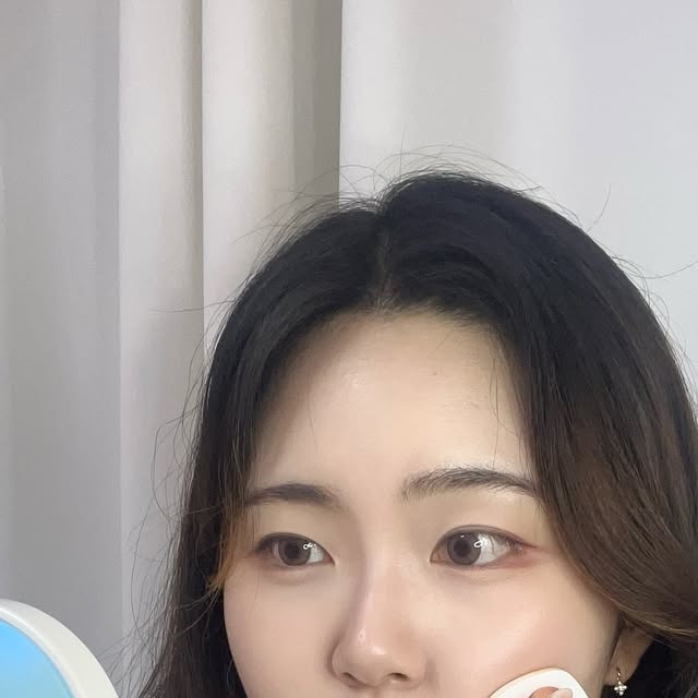 예영(옝이) on Instagram: "#광고 수분감 있게 발리는데 마무리는 깔끔하게✨
블랑디바 워터벨벳 쿠션 🤍
수분감 있게 발리면서 들뜸 없이 착 붙고,
벨벳처럼 보드라운 마무리감 덕분에 요즘 매일 이거만 써요. 😌
무너짐도 예쁘게 돼서 수정 화장도 부담 없어요💖
여름철 벨벳처럼 보송한 마무리감을 원한다면
 #블랑디바워터벨벳쿠션 추천해요!!

#블랑디바 #워터벨벳쿠션 #보송쿠션 #지성피부추천 #여름쿠션 #무너짐예쁜쿠션 #벨벳피부 #메이크업스타그램"