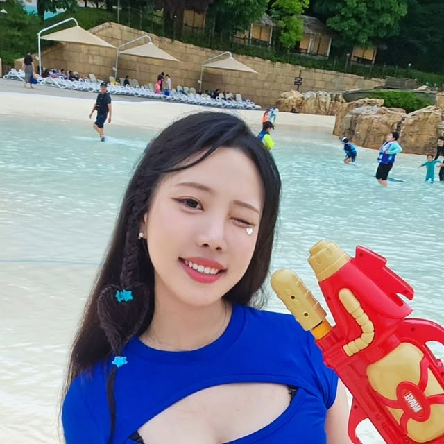 강남자취몽 / 자취일상 (24) on Instagram: "흠뻑쇼 준비완료💦 네일, 옷, 고글, 물총 올셋🩵
?: 자 이제 표만 준비하면 돼 

상의 구매처 : https://naver.me/5z5tnZNh 

#워터밤 #흠뻑쇼 #캐리비안베이 #오션월드 #흠뻑쇼패션 #여름룩 #썸머파티룩 #수영장 #원희하트머리 #하트머리 #여름헤어스타일 #체육대회머리스타일 #여름패션"
