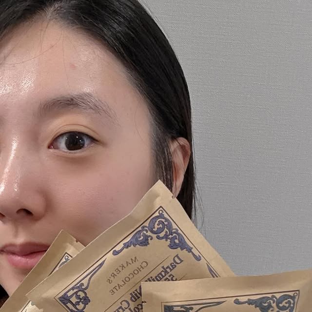 PASJ on Instagram: "#광고

며칠 전 조금 충격적인 글을 보았습니다?
팜유가 들어가지 않은 걸로 상대적 히트를 쳤던
저렴한 초콜릿은 설탕이 엄청 들어가있다고 🙄 뚜잉

단 맛에 먹는 초콜릿이긴 하지만!
그래도 좀 몸에 좋은거 먹고싶을 때 추천하고 싶은
좀 특별한 초콜릿과 함께하는 요즘이다 😍

화학처리하지 않은 비정제원당을 쓰는
초콜릿을 처음부터 끝까지 만드는 #빈투바방식 
조금은 새로운 영역 

-카카오빈 선별부터 로스팅, 닙스, 분쇄, 콘칭
템퍼링까지 모든 공정을 한 공장에서 작업하는 것

대기업 제품에선 기대 할 수 없는 과정이네
메이커스 초콜릿엔 취향껏 골라먹을 수 있는
다양한 제품군이 있어서 더 즐겁다

맛있는 거 많지만 이 중 내 pick ! 

다크밀크 닙스 크런치 55% 초콜릿 🍫🍫

부드러운 55% 다크밀크 초콜릿 위에 
수제로 뿌린 바삭한 카카오닙스 🥹 넘 중독적이다

난 이거 선물용으로 리스트 업했음 😙
좋은 일 있을때 하나씩 선물해봐야지 - 

@makers.chocolate 🍫
#수제초콜릿#빈투바초콜릿#당분섭취
#비건초콜릿#밀크초콜릿#다크초콜릿#고급초콜릿"