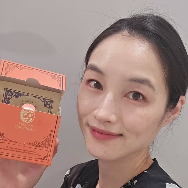 mii___U on Instagram: "#광고 달콤함을 선물하는 메이커스초콜릿 🎁

화학처리 하지 않은 비정제 원당을 사용하여 
영양소가 살아있고 혈당조절에도 도움을 주는 초콜릿 🎀

제가 맛본
싱글 오리진 다크밀크 55% 초콜릿
다크 밀크 라이트 55% 초콜릿
다크밀크 닙 크런치 55% 초콜릿

너무 달지도 쓰지도 않는 55%의 카카오 함유로 
자꾸만 손이 가네요 👍

특히 닙스 크런치는 수제로 뿌린 카카오닙스의 바삭함이 
달달한 초콜릿과 어우러져 더욱더 깊은 풍미를 느낄 수 있었어요

그래서인지 위스키랑도 어찌나 잘 어울리던지 ✨️

오리진은 다크밀크는 에스프레소에 넣어 먹었더니 
모카커피를 먹는 듯 은은한 향이 좋았어요 !

제가 소개한 3종 포함 총 12가지 라인업에서 
취향에 맞춰 골라 나에게 , 친구에게, 가족에게 
달달함을 선물 해 보세요 🩷

#수제초콜릿#빈투바초콜릿#당분섭취#비건초콜릿#밀크초콜릿#다크초콜릿#고급초콜릿"