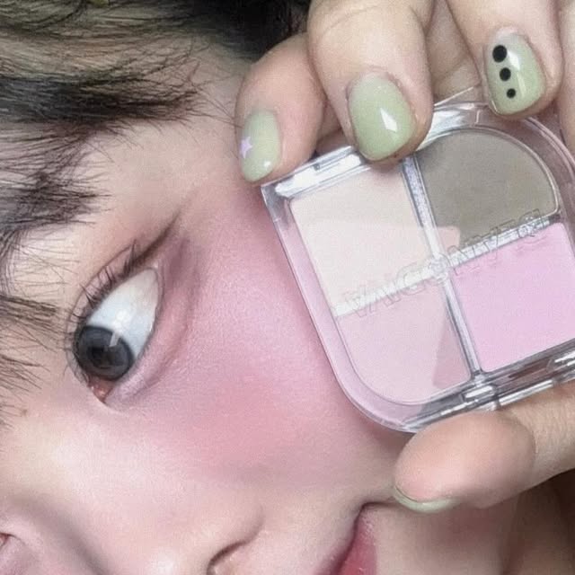 군산메이크업 아베크니어 원장 우리 on Instagram: "#광고 #제품협찬 애교살은 선택이 아닌 필수! 블랑디바 (@blancdiva_official )에서 새로 런칭한 애교살 팔레트를 소개합니다 🩷🩷 

애교살 그리는 법 어려우셨던 분들 단 4가지의 색상으로 손쉽게 만들 수 있는 애교살 ‘만’ 을 위한 팔레트에요 -! 

평소 도톰한 애교살 메이크업에 관심이 있으셨다면 아실 애교살 메이크업으로 유명한 인플루언서 홍주(@smokinghotvirgin )님과 함께 공동개발한 제품으로 부드러운 발림성 , 여러번 레이어링해도 텁텁하거나 뭉치지 않게 쌓이는 볼륨감으로 단번에 세게 발색되는 일반적인 섀도우와는 다른 자연스러운 텍스쳐로 애교살 초보자분들을 위한 입문템으로 추천합니다 🙋🏻‍♀️ 

• 28,000 won
• 컬러 _ 1호 코지 / 2호 허쉬

#애교살팔레트 #애교살메이크업 #통통한애교살 #블랑디바 #홍주공동개발"