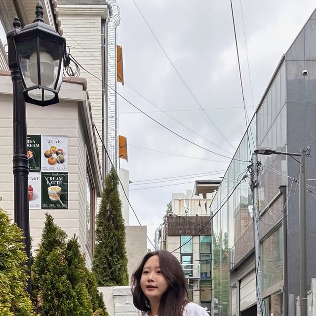 단😈 on Instagram: "#광고 STANDARDERROR
이거 입은 날, 칭찬 많이 받았다😎
.
여름에 입기에 편하고 가벼운 버뮤다
밝은 데님에 빈티지 워싱이 적절하게 들어가
어떤 상의를 입어도 잘 어울림💓
.
POINT!!
길이가 적당하고 와이드 핏이라 
종아리가 얇아보임!✔️
허리를 잘 잡아주기 때문에 부해보이는 느낌❌
반바지 앞,옆,뒤 디테일들이 살아있어 밋밋함❌
.
87-STAN171 미니멀 워싱 카펜터 버뮤다 데님팬츠 
*색상: 라이트 인디고
.
#스탠다드에러#데님팬츠#빈티지팬츠#남여공용팬츠#데님#팬츠#바지#워싱팬츠#와이드팬츠#데일리룩#코디추천#standarderror#denim#pants#버뮤다팬츠#버뮤다#반바지"