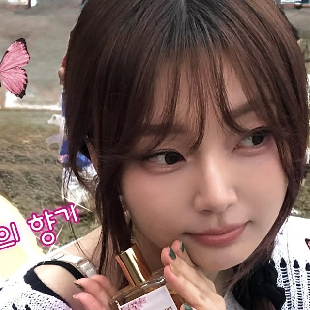 센히 SENHI on Instagram‎: "#광고 뒤돌아보게 만드는 달달한 향수🌼
​
첫사랑의 향기를 모두 모아서 한 병으로 만들면
이 향이 나지 않을까⋆.❀
​
⁽ꪜ⎰മ ̮മ𐬦☘︎
​
#꽃향수 #니치향수 #달달한향수 #과일향수 #남녀공용향수
#상큼한향수 #플로럴향수 #오래가는향수 #지속력좋은향수
#승무원향수 #달콤한향수 #은은한향수 #베리향수 #작약향수
#포근한향수 #데일리향수 #휴대용향수 #러블리아쥬떼 #오드퍼퓸
​"‎