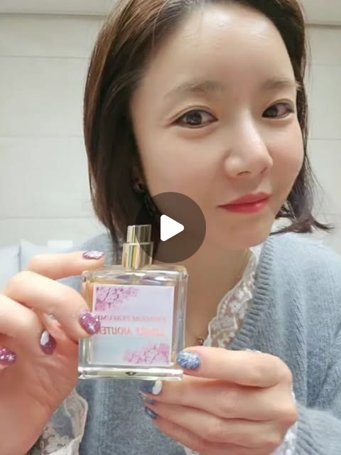 미칠미칠 on Instagram: "#협찬 #러블리 아쥬떼

최대 8시간 이상 오랫동안 은은하게 유지되는 향수~
러블리 아쥬떼 LOVELY AJOUTER 🌺 

최적의 향료 배합으로 고급스럽고 우아한 향기를 구현한 향수!
상큼한 생화 향 가득한 플로럴 믹스와 달달한 베리류의 프루티 믹스의 조합으로 상큼하면서도 우아한 매력의 향을 구현했어요.

정성껏 배합한 프리미엄 향기를 장시간 은은하게 즐기실수 
있도록 오드퍼퓸 등급으로 제작한 첫 향부터 잔향까지 남녀 모두에게 어울려서 어디서든 부담 없이 사용 가능한 젠더리스 향수에요.

러블리 아쥬떼는 시간이 지날수록 숙성 되어요.
숙성은 향료 간의 어울림을 완성하는 과정이며 
향수가 점차 황금 색상으로 변화하면서 더욱 부드럽고 
풍성한 향기를 즐기실수 있어요.

매일 뿌려도 되는 넉넉한 용량으로,데일리로 아낌 없이 즐기실수있도록 50ml 용량으로 제작하였으며,향기가 
필요할 때 언제든지 마음껏 즐길수 있어요~^^

사랑하는 사람에게 선물하고 싶어지는 향수
고급스러운 패키지 디자인을 적용하여 선물용으로도 
좋으며 나를 위한 선물'도 최고에요 👍 

공신력 기관인 한국건설 생활환경 시험연구원(KCL)에서 
안전성 및 품질을 테스트하여 적합 판정 받은 제품으로 
안심하고 사용하셔도 됩니다. #광고#꽃향수 #니치향수#달달한향수#과일향수#남녀공용향수#상큼한향수#플로럴향수#오래가는향수#지속력좋은향수#승무원향수#달콤한향수#은은한향수#베리향수#작약향수#포근한향수#데일리향수#휴대용향수#러블리아쥬떼#오드퍼퓸"