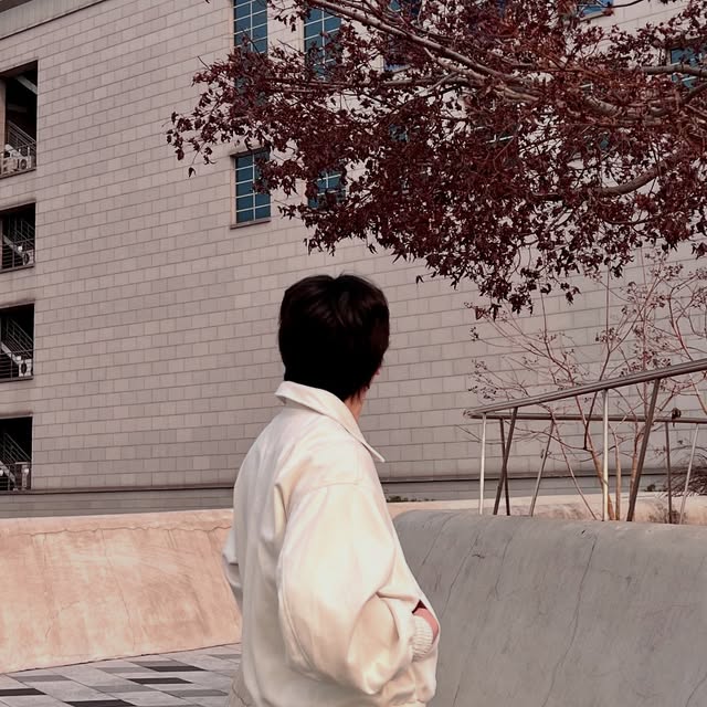 𝐁𝐀𝐄𝐊 | OOTD | DAILY on Instagram: "#광고 오늘 저녁은 스웨이드 😙🤍 @standarderror_official 소매와 밑단 밴딩으로 안정감있는 핏감! 부드러운 스웨이드 ~ 오버핏이라 너무 편하네요 🙂 #스탠