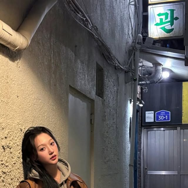 EUNCHAE BAEK on Instagram: "#광고
@standarderror_official 

다가온 가을에 찰떡콩떡인 브라운 컬러의 스웨이드 자켓🤎

클래식한 카라넥에 소매, 밑단 밴딩으로 안정감있는 핏감 연출이 가능하고
널널한 오버핏이라 두꺼운 이너에 걸치기도 딱 좋아요...➿

2way지퍼로 코디에 따라 다양하게 연출 가능하며
원단 표면 크랙 효과로 가을 특유의 분위기 있는 빈티지함까지🍂

폴리 100%에 안감도 너무 편해서 착용감 말모 최고 편하니까 
진짜 하나 씩은 꼭 소장하셔서 올 가을 휘뚤마뚤 입고 다니시길...🍁

.

.

.

#스탠다드에러  #STANDARDERROR #남여공용자켓  #자켓 #데일리룩 #가을데일리룩 #자켓추천  #간절기아우터 #레더자켓 #스웨이드자켓 #jacket #パンツ  #outer  #옷스타그램 #패션인스타 #패션스타그램"