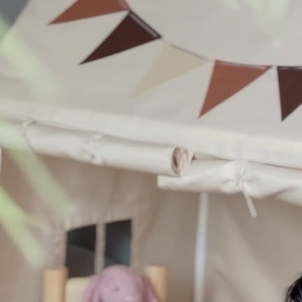 쫀하언니 on Instagram: "#광고 x @bonbonhome.kr 

아이와 함께 하고 있는 주말, 토요일은 독박육아와 
일요일은 엄마빠와 함께 하는 뭐 그런 일상을 보내고 있어요.

어디든 들어가서 노는걸 좋아하는 우리집 꼬맹이에게
미니 아지트를 만들어줘봤어요.
좁은 집이지만 아이가 좋아하는건 포기 안되는 엄마다보니
ㅋㅋㅋ 사서 고생이죠뭐 ㅋㅋㅋㅋ

특수 가공된 면 소재로 세탁과 관리가 쉬워서 아이들이
놀다가 지져분해져도 걱정없어요.
감성있는 색감과 디자인이라 어느집에 놓아도 잘 어울린답니다.

양쪽문이 있어 개병감이 있고, 높은 천장고로 100센치 넘는
꼬맹이가 서 있어도 사용 가능해요. 참고하세요!

2가지 사이즈가 있으니 설치할 곳에 맞춰 선택 하면 되겠어요.

그래도 아이가 텐트 안에서 놀고 좋아하는 모습을 보니 
뿌듯하네요^^ 
남은 주말 즐겁게 보내세요.

#유아텐트#아기텐트#아기텐트추천#봉봉홈"