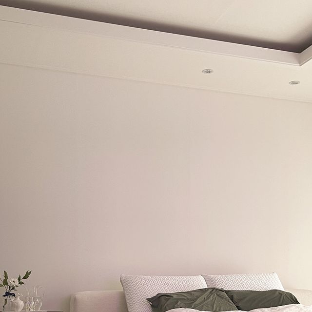 🕊️감성메리 I MYUNGSUNLEE🤍 on Instagram: "#광고
요즘 시크한 블랙 가구들이 눈에 들어오네요 

그래서 데려온
#데어바움 의 #프레야사이드테이블 🖤

오브제로 포인트가 되는 건 물론
가장 편한 높이의 63센티 슬림한 구조로
소파, 침대 활동에도 편안하게 굿~!

특히 슬림한 노엣지 슬림 상판 디자인이
좁은 공간을 답답하지 않게 연출해 주고
어디든 밀착해서 활용할 수 있고요

최대 15kg의 안정적인 내하중 설계로
17인치 노트북, 책, 화분, 오브제 소품, 
커피 한잔하기 딱 좋은 사이즈인 거 같아요

색상은 3가지 🖤
(클라우드화이트, 매트블랙, 올리브베이지)

#사이드테이블#소파테이블 #쇼파테이블#쇼파사이드테이블#침대사이드테이블#티테이블 #미니테이블#침대테이블#베드테이블#침실테이블#이동식테이블 #거실사이드테이블#집들이선물#카페테이블#미용실테이블
#철제사이드테이블#간이테이블#거실테이블#침대협탁#거실협탁
#보조테이블#미니탁자#베란다테이블#der Baum
#노엣지슬림사이드테이블#데어바움사이드테이블"