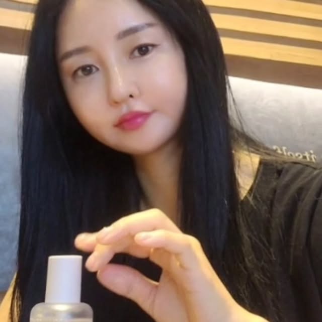 hye_vely0210 on Instagram: "#광고 #데저트프리 캑타이드 아쿠아젤 퍼스트세럼🌵 

펌프형이라 바르기 넘 편해요!👍
찐한 젤리수분으로 채워주는 올인원 퍼스트세럼이에요.
토너와 세럼을 한번에^^🧊💧💦
바쁜 아침 짱 좋아요^^ 

건조한 피부는 세안 후 첫 단계 엄청 보습이 중요하자나요. 세안 후 3초안에 발라야된다는 말도 있고^^;;; 

여름철 덥고 무거운 스킨케어 말고 젤리 수분으로 간편하게 스킨케어~^^💕💕💕

🌵100% 내츄럴 모로코산 선인장 추출물과 
피부 깊이별 수분 입자를 조합한 히알루론산 복합체 히알루로난

🌵수분 담장을 지켜주는 콜라겐 펩타이드와 수분을 당기는 수분 자석 성분인 펜타비틴 

🌵제주병풀과 8종 히알루론산의 복합성분인 센텔라 HA 콤플렉스가 피부에 수분 공급과 수딩 효과를 동시에 부여하여 예민한 피부 건강하게 케어

#데저트프리#퍼스트세럼#첫단계에센스#올인원세럼#젤리수분세럼#사막화방지"