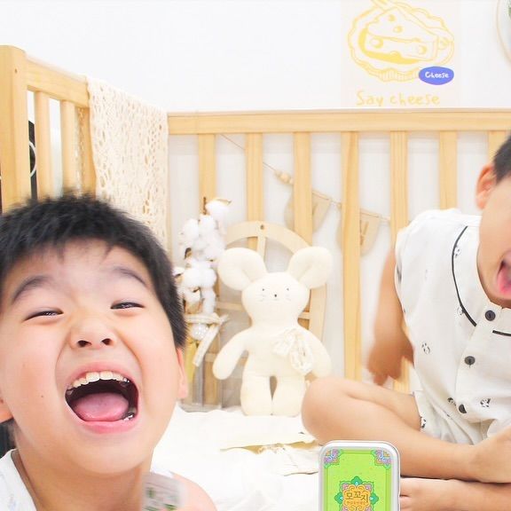 육아인플루언서 씩씩한다둥이맘 on Instagram: "#광고 🧑🏻9살 큰형과 7살 작은형👦🏻의 불꽃뒤는 🔥한글초성게임 ! [마인드플레이 모꼬지] 📍게임방법도 쉽고 재미나 연령불문 온가족 게