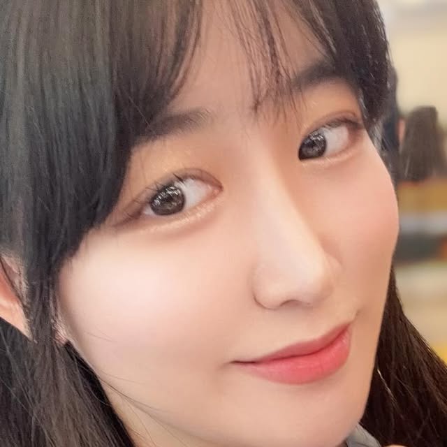 흥지니🧞‍♂️ on Instagram: "#광고

2025.08.28.목

무더운 여름✨

어떤 쿠션을 쓸지 고민되는 분들을
위해 추천하고싶은 블랑디바 쿠션 🩵

홍조, 모공, 트러블, 요철 등등
갖고있는 고민이 무엇이던

싹해결해주는 여름 꿀템 🤍

블랑디바 추천드려요 ! 

#블랑디바#BLANCDIVA#여름쿠션#올리브영쿠션#올영추천#여름쿠션#커버쿠션#밀착력좋은쿠션#무너지지않는쿠션#커버력좋은쿠션#워터벨벳쿠션#보송매트쿠션#보송쿠션#세미매트쿠션"