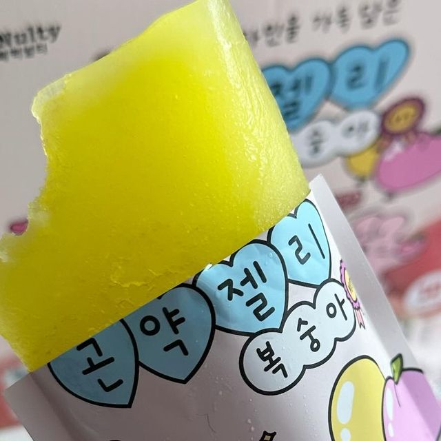 술만나는부엌 on Instagram: "#협찬

여름 간식 곤약젤리 즐겨먹는데
이번에 맥널티에서도 김토끼랑 콜라보한 제품이
나왔다구욥!!!!!! 겁나 기욥다 토깽이🐰💓
맥널티 곤약젤리는 비타민10종 까지 하루 권장량
100% 채워줘서 간식겸 비타민 채우기용 딱임

요새 진짜 너무 더워서 냉동실에 넣어버림
아스크림처럼 사각사각 먹으니 굿굿 ㅠㅠㅠㅠㅠㅠ
달콤한데 제로슈가로 당 걱정 없구
8칼로리로 다이어터들도 밤늦은 시간 입심심할때
먹기 딱이잖아?🫢🫢
심지어 복숭맛이라 호불호 없는거 아니냐궁

키링도 주는데 넘 기요미라 바로 가방에 장착완료
잘먹고 잘살기!!! 아주 나랑 딱맞는겨~~~💜
무조건 시원하게 먹는거 왕추천임!!

#맥널티#맥널티커피#카페맥널티#김토끼#다이어트젤리#다이어트#복숭아젤리#비타민#건강한간식#곤약젤리#운동#헬스#등산#요가#런닝#공복운동#다이어트간식#다이어트식단#뷰티#코덕#패션#맞팔#먹팔#먹방#좋반#댓반#소통#일상#likexlike"