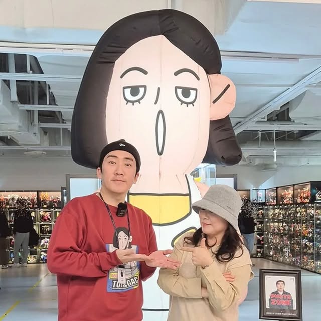 푸드인플루언서 | 예슬나 | 브라운드 | 제품촬영 | 음식촬영 | 마케팅 on Instagram: "#협찬
오랫만에 친한 동생들도 보러 수원 갔다가 재미있는 뮤지엄에 다녀왔어요!
유튜브에서 이상훈TV 운영하신다는 이야기를 남편한테 들었었는데 AK플라자 수원점 5층에서 전시가 진행중이더라고요.
전시 첫날 다녀와서 이상훈님도 뵈었답니다^^
예전에 개그콘서트때보다 살이 좀 빠지신 것도 같고...ㅎㅎ
엄청 친절하시고 유쾌하셔서 사진도 요청드렸는데 흔쾌히 찍어주셔서 감사했어요!
포즈도 다양하게 취해주셨는데 제가 따라가지 못했네요...ㅋㅋ
유튜브에서 많이 보여주셨던 피규어들을 만날 수 있었는데 진짜 대박!
어쩜 이걸 다 모으셨을까 싶더라고요~~
건담이나 마블, DC 피규어들은 물론 피카츄나 오징어게임 영희까지...ㅎㅎ
엄청 다양한 피규어들을 만날 수 있어요!
피규어 좋아하는 분들은 직접 가서 보고 오시면 재미있으실꺼에요~~
19일까지 티켓 구매하시면 얼리버드 1인권 20%가 할인된다고 합니다~~
15,000원 티켓을 12,000원에 구입하실 수 있어요~~

👉 이상훈 TV 토이뮤지엄 
 ▶️ 전시장소 : AK플라자 수원점 5F
 ▶️ 전시기간 : 2024 .12 .13(금) ~ 2025. 02. 20(목)
 ▶️ 관람시간 : 
 - 월요일~목요일 10:30~20:00 (입장마감19:00)
 - 금요일~일요일 10:30~20:30 (입장마감19:30)
 - 공휴일 10:30~20:30 (입장마감19:30)
 * 휴무일 : AK플라자 수원점 휴무 시 휴관

 @huniversals_toymuseum

#토이뮤지엄 #이상훈tv #후니버설스튜디오 #피규어 #피규어스타그램 
#피규어박물관 #12월전시 #12월데이트 #수원데이트"