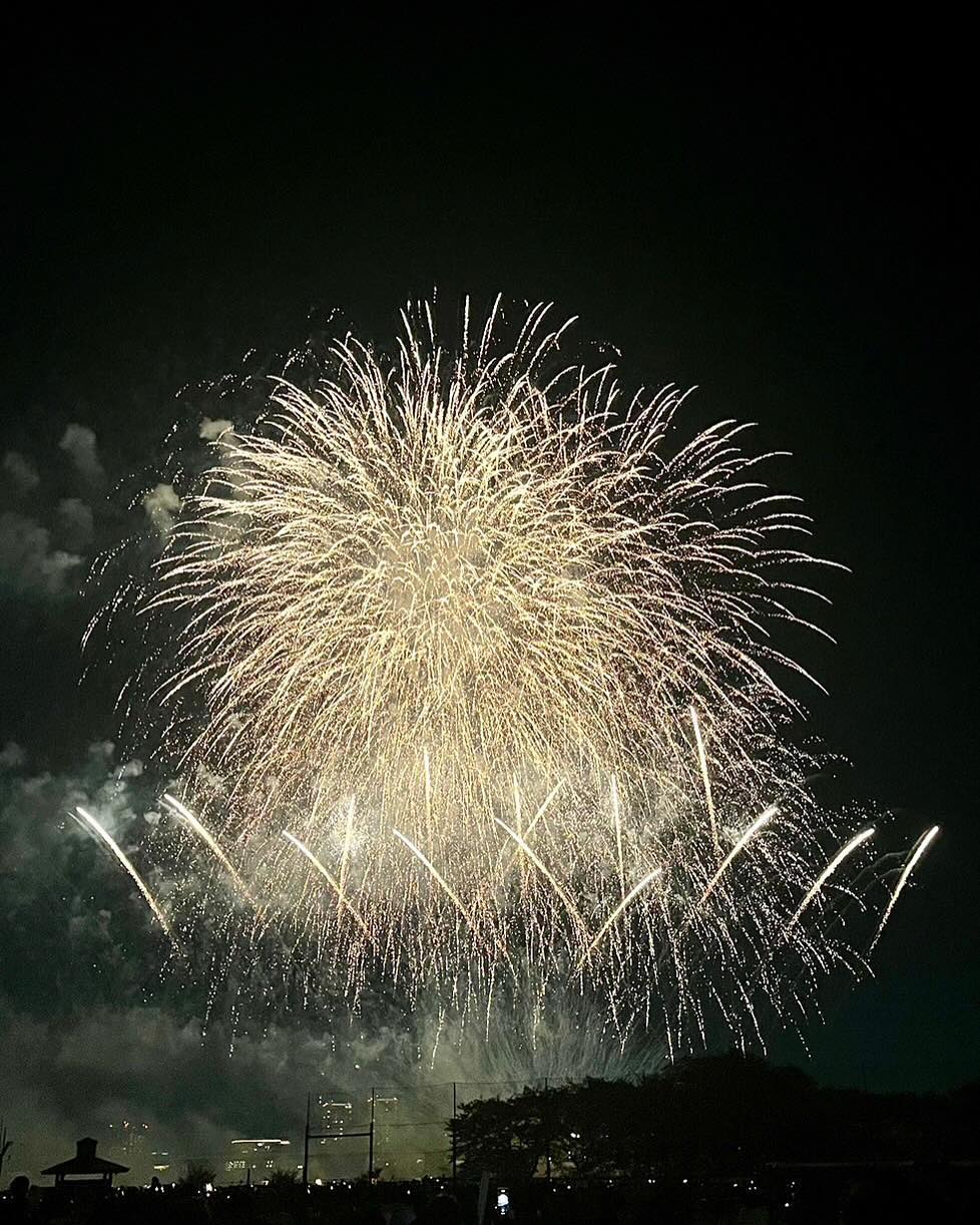 ✨ Goodbye, 2024

2024년은 참 감사한 해였다!
열심히 준비했었던 일본 워킹 홀리데이에 합격을 하고, 누구보다 다정한 사람을 만나고, 너무나도 좋은 외국인 친구들을 사귈 수 있게 해준 1년 ♥︎

• 2024년 7월 1일부터 시작 된 나의 새로운 도전이 벌써 6개월이 지났다니 아직도 믿기지 않아 💦
예정보다 빠르게 오게 되어서 한 여름, 체감 30도를 넘는 푹푹 찌는 더위 속에서 새로운 나라에서의 생활에 적응해야만 했던 나.. 하나부터 열까지 다 낯설고 무섭기도 했지만 역시 내가 적응을 할 수 있도록 가장 많이 도와준 건 내 짝꿍 🥹🫶🏻
워홀에 와서 크게 외로움을 느끼지 않았던 건 다 짝꿍이 덕분 ;-;
돈이 없어서 처음 계획대로 여행을 다니지는 못했지만 내가 가고 싶은 곳이 있다면 데려가주고 먹고 싶은 것이 있다면 같이 먹어주는 다정한 짝꿍이 덕분에 나름대로 행복했던 6개월

• 그리고 일본에서의 첫 직장 엔비쥐
일본어가 서투른 나를 위해 천천히 말해주시고, 다시 한 번 더 말해주시는 다정한 우리 매장 스태프들 💗
일상 회화도 겨우 알아듣던 내가 일본어로 손님과 대화하는 실력이 될 수 있었던 건 다 우리 매장 스태프들 덕분이었다 😭

-
일본에 와서 인생 첫 지진도 겪고, 태풍 무서워서 집콕도 해보고 큰 사건사고는 없었지만 자잘하게 공포심을 주었던 자연재해 😂
정말 다사다난했던 6개월이었지만 그래도 행복했다!
남은 6개월은 더 많은 추억을 쌓고 더 행복하게 보내야지

안녕 2024, 잘 부탁해 2025!

***
ワーホリきてもう6ヶ月になりました！
最初は日本での生活に慣れなくて寂しかったりしたんですけど、多くの方々のおかげで幸せな半年でした笑

日本語が下手な私に色々教えてくださったり、たくさん話してくださってありがとうございました❗️
まだまだ上手くできなくて、たまに失礼な言葉を使ったりしてると思います。
もっと頑張って勉強しますので、ご理解お願いいたします🙇‍♀️
色々お世話になっております！

私と仲良くしてくださってありがとうございます🖤
来年もよろしくお願いします！！！