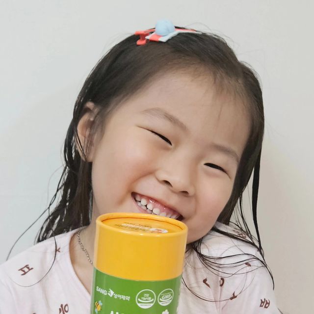 *세아맘* on Instagram: "#협찬⁣
⁣
⁣
성장기 우리 아이!⁣ 튼튼한 장 건강을 위한 상아 키즈비타 유산균을 소개할께요💚⁣
⁣
⁣
성장기 우리 아이를 위한 맞춤형 12종 유산균과 
장내 환경 개선에 도움을 줄 수 있는 17종 혼합유산균으로 만들어졌어요👍⁣
⁣
⁣
유산균 플러스 비타민D까지 함유되어있는 상아 유산균은 
칼슘과 인이 흡수되고 이용되는데 필요, 뼈의 형성과 유지에 필요, 골다공증 발생 위험 감소에 도움을 주는 유산균이랍니다😄⁣
⁣
⁣
아이들이 좋아하는 요구르트맛으로 장 건강과 비타민을 위해 하루 1포씩 언제 어디서나 간편하게 섭취할 수 있는 상아 키즈비타 유산균이예요❣️⁣
⁣
⁣
식약처(식품의약품안전처)에서 인정한 기능성 원료를 사용한 건강기능식품이라 안심하고 섭취할 수 있으며 엄격한 품질 관리로 생산된 안정성이 높은 고품질 건강기능식품이예요🤗⁣
⁣
⁣
배변활동이 어려운 어린이, 장 건강이 좋지 않은 어린이나 편식으로 인해 채소 섭취가 부족한 어린이에게 상아 키즈비타 유산균 꼭 추천합니다💚⁣
⁣
⁣
⁣
⁣
#상아제약 #어린이유산균 #키즈비타유산균 #키즈유산균 #어린이영양제 #키즈영양제 #아이유산균⁣"
