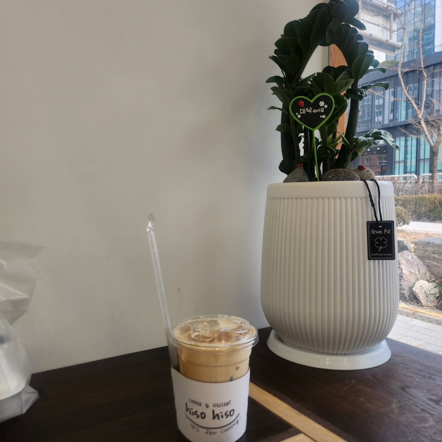 눈뜨자마자
파스타가 먹고싶어서
마트에 가서 파스타면을 사와야했는데
깜빡하고 커피만 사옴
얼마전에 새로 공사하는거 봤는데
디저트가 있네??ㅎㅎ

바스크치케잌과 바닐라라떼
라떼안좋아하지만 오늘은 바닐라라떼가 땡김~~ㅎㅎ

요 한쪽 공간이 넘나 내맘에 들음 
내눈엔 조명이랑 공간 테이블 엇갈림도 너무예쁨❤️

정상적으로 씻고 나간날은
테이블에서 여유있게 커피랑 디저트 먹어봐야지~~

......

나는 다시 꽃단여자가 친구라고 할만한 생김새로 
파스타면을 다시 사러나갔다