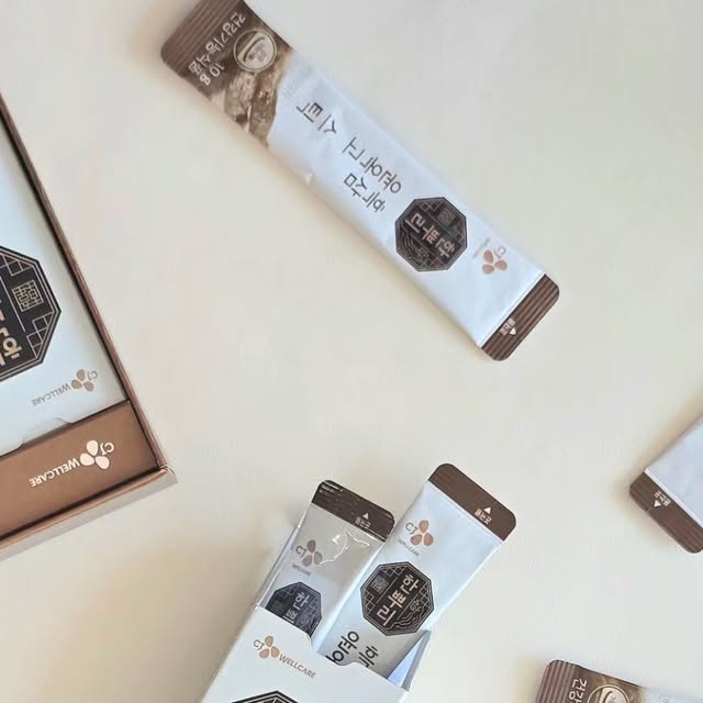 miso_vv on Instagram: "#협찬

요즘 같은 간절기엔 평소보다 왜 더 피곤하죠?
일교차도 크고 기력도 떨어지다보니
특히 어르신들에겐 건강에 더 민감한 시기죠.

면역력은 약해지고, 피로는 자꾸만 누적되구~
이럴 때일수록 기초 체력과 활력을 채워줄 선물!!
필요합니다

그래서 준비한!
선물 좀 해본 언니들이 추천하는 센스있는 선물!

✅️CJ 한뿌리 흑삼 윤옥고 스틱&멜라메이트 세트

✅️한뿌리 흑삼 윤옥고 스틱
100% 국내산 수삼을 9번 찌고 9번 말린,
특허받은 흑삼농축액사용해 만들었어요
흑삼의 진한 풍미와 숙지황, 백봉령, 사양벌꿀등 전통 원료까지
면역력·활력 관리에 도움되는
기초 영양 건강 루틴으로 딱이에요
식약처 인증 5대 기능성으로
하루 한 포, 건강하게
스틱 타입이라 휴대도 간편하고
패키지도 고급스러워 선물용으로 제격입니다

✅️하루 마무리는 편안하게,닥터뉴트리 멜라메이트

식물성 멜라토닌 2mg 함유해
컨디션에 맞춰 섭취 가능합니다
국내 최초 식물성 멜라토닌 정제 타입이고
하루 한 정으로 만드는 나만의 수면 루틴으로 딱!

🎁 선물 좀 해본 언니들이 추천하는 센스있는 선물
올해 추석에도 고민하실 필요 없어요.
건강 챙기고, 마음까지 전하는
프리미엄 건강 선물세트!!
이 조합이면 연령대 불문,실패할 리 없죠!

✅️한뿌리 흑삼 윤옥고 스틱 & 멜라메이트
명절마다 늘 인기인 부모님 선물로도 딱!
특히 요즘처럼 피로 누적되고 활력이 필요한 시기엔
선물 좀 해본 언니들이 추천하는 센스있는 선물로
현명하게 준비해보세요😉

#경옥고효능 #경옥고스틱 #윤옥고 #윤옥고스틱 #명절선물 #명절선물세트 #부모님선물 #추석선물세트 #식물성멜라토닌 #멜라메이트 #한뿌리흑삼 #활력선물 #기력보충"