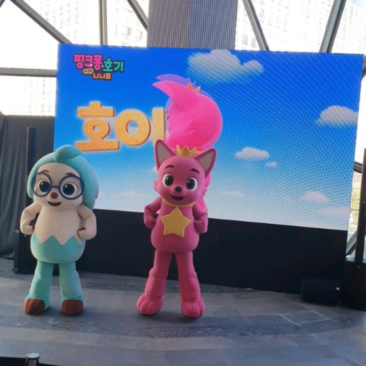 #핑크퐁과호기 #새친구니니모 #광교갤러리아 #핑크퐁팝업스토어
오픈런으로 뛰쳐간 핑크퐁 상영회 ㅋㅋ
오랜 핑크퐁의 친구였던 우리 아이가 안가볼 수 없지 ㅋㅋㅋㅋ 
새친구니니모가 나오는 미니영화를 봤는데 그 20여분동안 눈물콧물 다 빼면서 오열했던 우리딸...........핑크퐁이 마법을 못쓰게 되어서 우니까 따라울고 핑크퐁 우주선인 피오가 부서지니까 또 울고;;; 니니모가 구덩이에서 못나오고 비가와서 물이 차오르니까 또 울고;;;;;;;;;; 대성통곡하고 앉아있으니 시선집중되고 동생들은 언니가 자꾸 운다며 수군수군 괜찮냐고 물어보던 아기들 ㅋㅋㅋㅋㅋㅋㅋㅋㅋ과 그아기들의 엄마들 ㅋㅋㅋㅋㅋㅋㅋㅋㅋㅋㅋㅋ
엄마 조금 부끄러워써........
영화 끝나고 선물도 뿌리던데 어쩌다보니 우리 뒷자리 옆자리 오빠 언니들이 받아가서 쬐끔 부러워따 ㅋㅋㅋㅋㅋㅋㅋ
오늘은 튼튼쌤 율동체조 있어서 또 갤러리아 가는 중 ㅋㅋㅋㅋㅋㅋㅋㅋㅋ 오늘은 울지않고 즐겁게 놀고오길 바라며 ㅋㅋㅋㅋㅋ