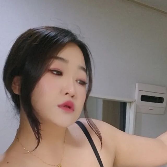 연아❤ on Instagram: "#광고

[마른파이브] [신상] 쉬어 브라 볼륨 서포트 

꼭 츄천하려는 6가지 이유: 

1.  더블 푸쉬업 패드의 옆가슴까지 꽉차게 볼륨감 UP!

2. 넓은 밑 밴드로 흐트러짐 없이 볼륨감 UP! UP!!

3. 내추럴 커버로 자유스러운 볼륨라인 완벽히 만들어 줍니다. 

4. 옆날개의 부유방 커버 매끈하게 예쁜핏을 연출가능. 

5.  신촉성이 좋아서 압박감이 없고 거슬리없는 부드러운 소재로 편안함을 더 줍니다. 

6. 뒷라인까지 완벽한 노라인을 연출하니 피부에 자극없이
여름에도 겉으로 티 안나게 착용할 수 있어서 좋아요~

#마른파이브#볼륨브라#브라#이너웨어#마른파이브속옷#쉬어브라#노와이어속옷#브라추천#언더웨어#빅사이즈속옷#편한속옷#편한브라#브라추천#예쁜속옷#볼륨속옷#노와이어브라#속옷"