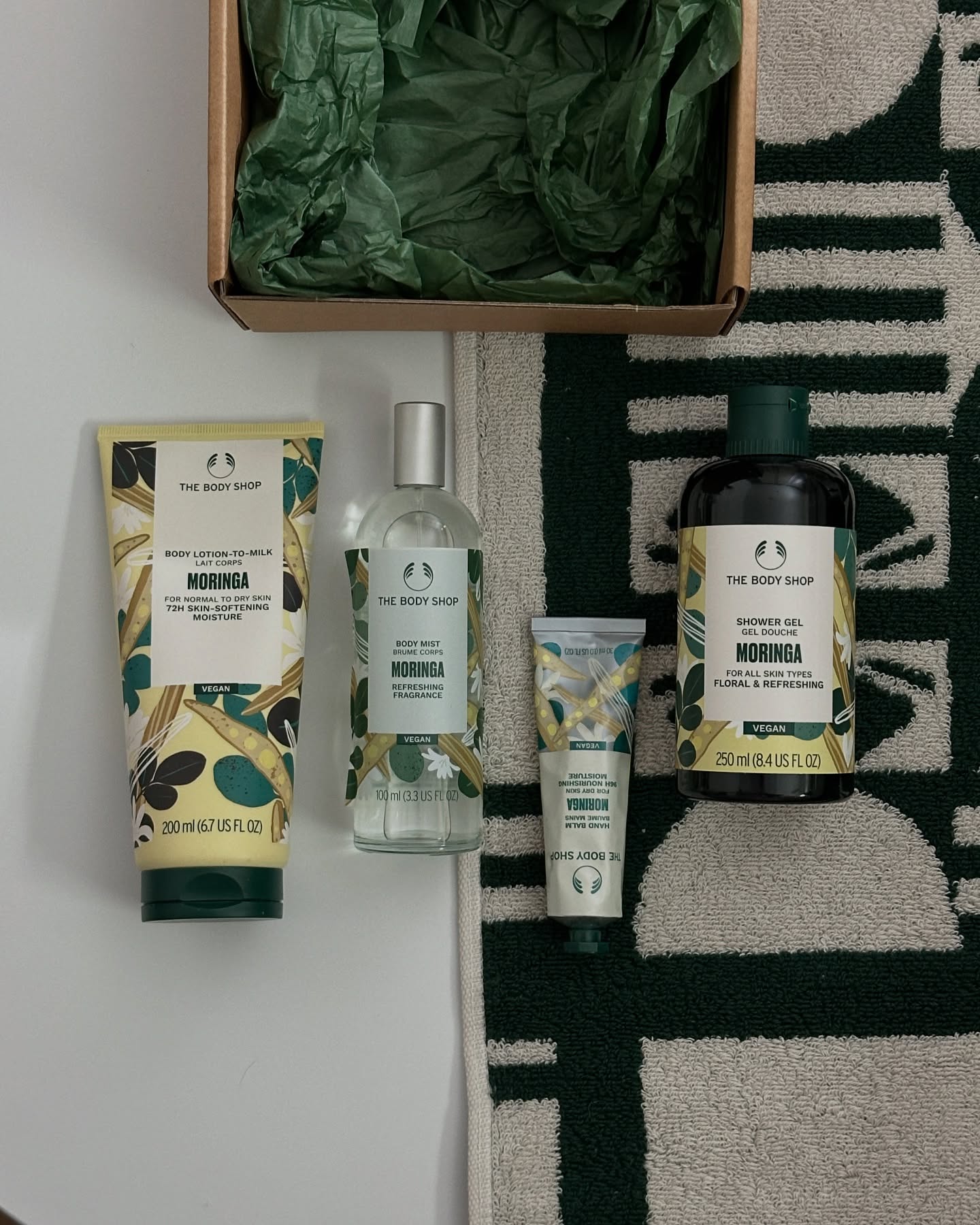 #광고 thebodyshop_korea 🤍

더바디샵에서 연말 크리스마스
‘모링가’ 기프트를 보내주셨어요 🫶🏻

현재 더바디샵에서는 !!
바디케어 중 베스트 셀러인 ‘모링가’ 라인을
크리스마스 기프트로 만나볼 수 있어요 :)

르완다의 농부들이 직접 씨앗을 고르고 짜낸
‘드럼스틱씨오일’이 포함되어 섬세한 플로럴 향과
달콤한 향이 기분 좋은 바디케어를 도와준답니다 🤍

샤워젤, 바디로션, 바디미스트, 핸드밤 등
다양한 아이템이 있어 원하는대로 기프트 구성이 가능하여
홀리데이 시즌 선물로 적극 추천드려요 .. 🤍

연말 시즌에는 보습제 포함 제품 구매 시
크리스마스 전용 슬리브와 태그를 활용한
무료 포장 제공되고 있으니
2024 연말 선물로 어떠신가요 ..? 🎁🤍

#더바디샵 #모링가 #브리티쉬로즈
#크리스마스기프트 #연말선물 #선물추천
#뷰티 #beauty #daily #바디케어