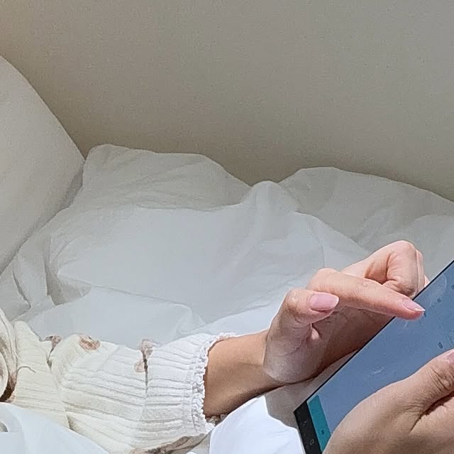 신아현 on Instagram: "#광고 간단한 문진에 답하고, 실시간 내 피부 상태를
사진으로 찍기만 하면 AI가 알아서 피부 측정 해줘요🤗

* 기존 문진법 대비, 정확도 50% 이상 향상된 AI 피부 분석 시스템
* 생활 패턴, 수면 정보, 스트레스 지수 등 16개 항목 수집 > 외부 요인까지 고려해 더 정확한 진단
* AI가 정밀한 결과를 바탕으로 맞춤 시술·제품을 추천해 에스테틱 관리 효과 상승

📱스마트폰 하나만 있으면 언제, 어디서나
실시간으로 피부상태를 보다 정밀하게 측정할 수 있는 시스템
#바이오메디24

뿐만 아니라, 
“바이오 24 아워"라는 전문 에스테틱 브랜드에서 맞춤 제품 추천기능이 뛰어나 고객 만족도 100% 

다수의 에스테틱 솔루션을 제공한 전문 기업에서
누적 판매량 15만 개를 달성하고 고객 피드백을 수집해
50개의 에스테틱 샵에 맞춤 솔루션을 제공한 경험을 토대로
개발한 어플👍🏻

✅ AI피부진단 알고리즘의 정확도를 90% 이상으로 향상 시키는 데 주력할 계획이라 하니, 곧 출시되는 바이오메디24 기대해도 좋을 것 같아요!☺️

#바이오메디 #AI피부진단 #AI피부분석 #biomedi24 #kbeauty #beauty"