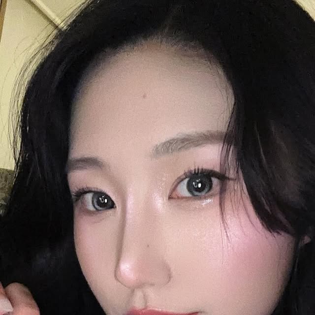 하늘 on Instagram: "#투에이엔광고 @2an_official 아직 추운 날씨! 2025년 새해를 문을 연 1월에 출시 된 ✨ S/S컬렉션 #투에이엔블루밍가든 ! 🌸 무려 9sku나,,, 투에이엔 열일 미쳐따,,, 봄의 정원을 그