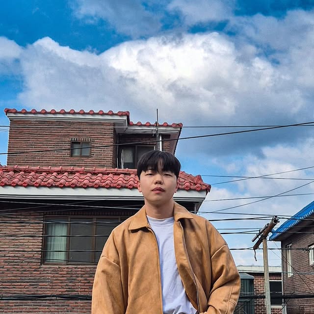 조성진 on Instagram: "#광고 봄바람 불면 가장 먼저 손이 가는 건 가볍고 멋스러운 아우터잖아요? 요즘처럼 애매한 날씨에 걸치기 딱 좋은 스웨이드 자켓 보여드릴게요! 아이러니포르노 화이트