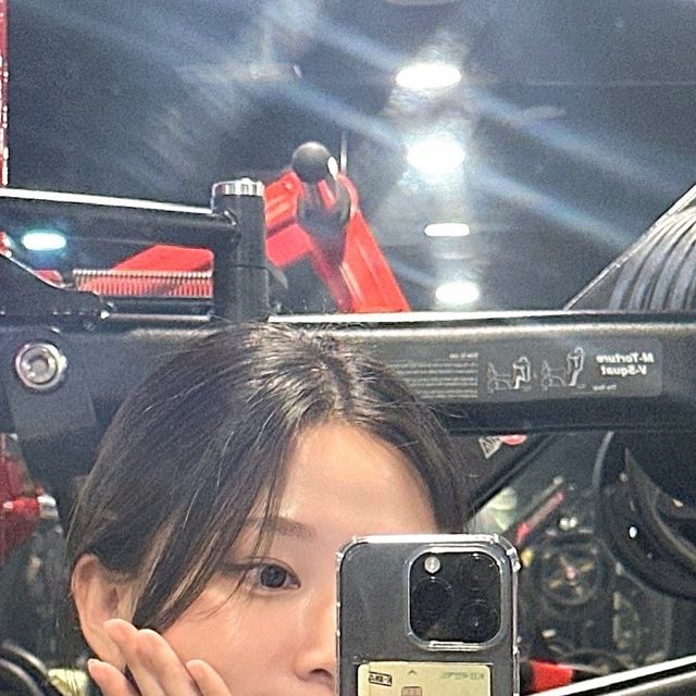 혜인 on Instagram: "#광고 x 아이러니포르노

✔️투웨이 지퍼
✔️가벼운 중량감으로 가방에 넣기 좋음 !
✔️ 생활방수💦
색감도 톤다운된 핑크라 예쁘고 
밤산책할때두 짱이야 맘에들어잉😀💗

#아이러니포르노화이트라인  #아이러니포르노 #남여공용  #자켓 #나일론셋업 #무신사 #데일리룩 #여름자켓추천 #여름자켓 #바람막이 #Jacket"
