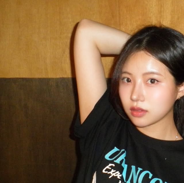 예은 on Instagram: "#광고 
.
.
.
갑자기 더워진 날씨에 딱 맞는 반팔티
원단이 얇아서 덥지않고 프린팅이 너무 이뻐서 자꾸 손이가는🕶️
#광고#여름티#여름#반팔#반팔티#gift#협찬#핏"