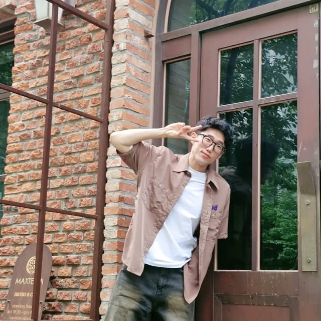 허지민 on Instagram: "#광고 #협찬 #스탠다드에러 #무신사

안녕하십니깟! 좋은 기회가 생겨 스탠다드에러(@standarderror_official)와 함께 몇 벌의 옷을 소개해드리려고 해욥! 오늘은 그 중 첫번째 "미스티 캣샌드 워싱 와이드 데님팬츠 (빈티지 옐로우)"입니다 🙋‍♂️

✨ 핏, 원단, 디테일까지 빠지는 구석이 없는 바지 ✨

✔️ 자연스럽게 떨어지는 와이드 핏
허리부터 밑단까지 툭 떨어지는 실루엣이라
다리라인 커버에도 좋고, 그냥 툭 입어도 멋스러워요!
편하게 입었는데 스타일링 된 느낌?!

✔️ 부드럽고 탄탄한 원단감
입었을 때 촉감이 부드러워서 기분 좋고,
오래 입어도 흐물거림 없이 딱 잡아줘요!
하루 종일 입고 있어도 편안함 유지 🙊

✔️ 감성 살려주는 디테일
매트한 니켈 리벳으로 은은한 빈티지 무드 톡톡!
YKK 고급 지퍼라 열고 닫을 때도 부드럽고 튼튼해요 😎
이런 작지만 중요한 디테일, 입어보면 더 티 나죠!

✔️ 빈티지한 컬러감+캣워싱
흔하지 않은 컬러감에 은은한 워싱이 포인트!
기본 티셔츠, 셔츠, 맨투맨 어디에든 척척 어울려서
데일리룩, 꾸안꾸룩 다 가능쓰 🙏

무신사에서 "스탠다드에러"를 찾아보세욥 ㅎㅎ 🙇‍♂️

#데님팬츠 #빈티지팬츠 #남여공용팬츠 #데님 #팬츠 #바지 #와이드바지 #워싱팬츠 #와이드팬츠 #데일리룩 #코디추천 #standarderror #denim #pants #wide"