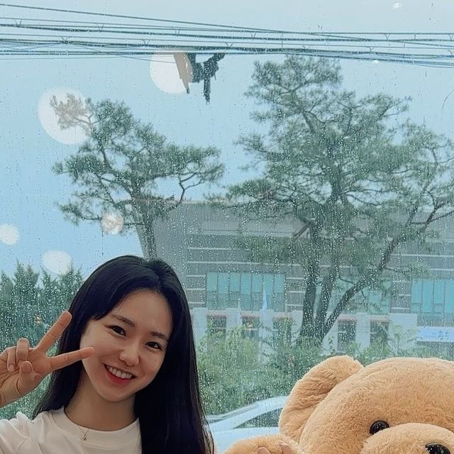 은지공주🎀 on Instagram: ". 제 남자팅구 곰댕이를 소개합니닷 🧸 보들보들 소재에 귀여운 크롭기장 티셔츠는 제로플래닛 ! 🩵 @zeroplanet_kr #크롭티셔츠 #디자이너브랜드 #zeroplanet #반소매 #여