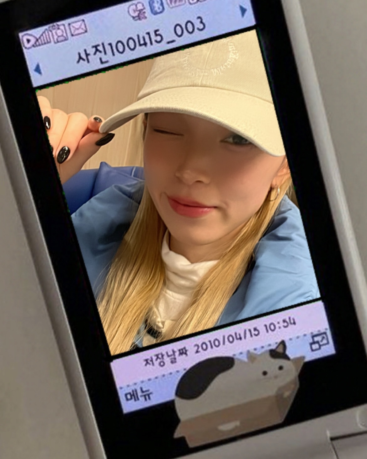 Letter to Myself

자글자글 거친 입자를 씌운 사진,
이착륙마다 듣던 노래,
제주 집 짱구잠옷,
엄마가 만들어준 오이무침,
내가 좋아하는 내 것들.