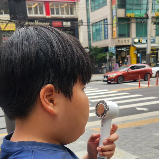 Lovely KimTaeEun on Instagram: "#광고 

날이 너무 더우니 외출할때 필수품 SMIRIA 손선풍기 준비했어요.
학원 갈 때는 물로 주말에 나들이 가면 땀 많이 나고 더위 많이 타는 막둥이~
SMIRIA선풍기 순간냉각으로 빠르게 시원 바람를 쐴 수 있네요.
송풍모드와 냉각모드 2가지 모드가 있고 컴팩한 사이즈라 가방에 쏙 들어가고 가벼워 들고 다니기 편한 휴대용선풍기에요.
탁상에 놓고 쓸 수 있어서 더욱 실용적인 듯~
가볍고 작아서 부담없이 들고 다니기 좋은 올 여름 필수 외출템이에요.

#SMIRIA선풍기#SMIRIA#손선풍기#선풍기#충전식선풍기#휴대용선풍기#선풍기추전"