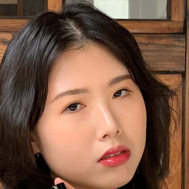 최정원 on Instagram: "#광고 @blackhobby_official 

블랙하비(@blackhobby_official )에서 향수를 제공받았습니다. 

제가 받은 향수는 어나더라는 이름을 가졌는데요. 쟈스민처럼 무게감 있는 이끼향입니다. 실제로 시향해 보니 여름에 숲속에서 비내린 뒤 맡을 수 있는 묵직하고 세련된 느낌이라 여운이 진하게 남았습니다🌿

비슷한 향으로는 르라보 어나더13 도 있으니 한번 써보시면 좋을 것 같아요 🙆🏻‍♀️

블랙하비는 어두운(black) + 취미(hobby)의 뜻으로 내면 속 숨겨진 취향을 찾을 수 있는 향수 쇼핑몰입니다. 

판매량 약 30만개 이상에 현재 국내 최대로 약 500종류의 향을 보유하고 있다고 하니 꼭 좋아하는 향을 찾아보세요 🍀"