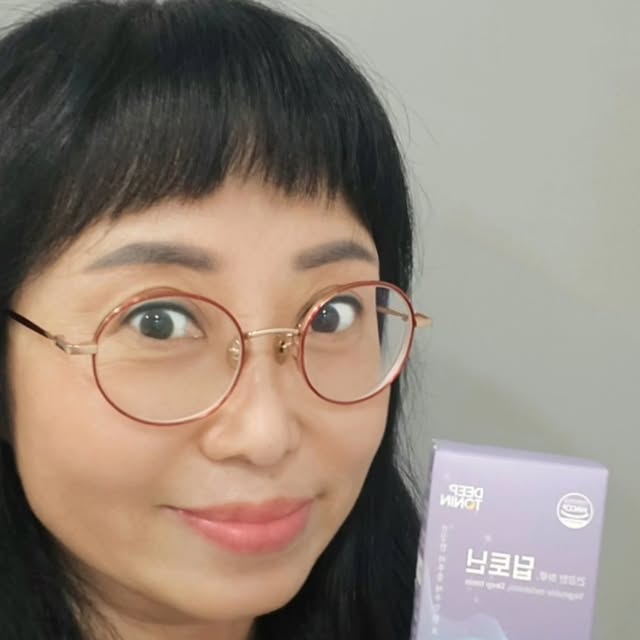 Kyoungsun Yun on Instagram: "#협찬

약국에서 품절될 정도로 인기인 식물성 멜라토닌 ‘딥토닌’을 섭취하기 시작했어요.

바쁜 일상 속에서 잠들기 힘든 날이 많아지다 보니 자연스럽게 수면 보조 제품에 관심이 생겼고, 그러다 알게 된 제품이 바로 식물성 멜라토닌 딥토닌이에요.

이 제품은 가루형 멜라토닌이라 물 없이도 간편하게 섭취할 수 있어 정말 편하더라고요.
입에 넣으면 상큼하게 녹는 분말 타입이라 부담 없이 즐길 수 있어요.

또한 인공첨가물 없이 식물성 원료로 만들어져 안심하고 섭취할 수 있다는 점도 마음에 들었어요.
빠르게 흡수되는 분말형이라 잠들기 전 간편하게 챙겨 먹기 딱 좋더라고요.

특히 잠들기까지 시간이 오래 걸리거나, 새벽에 자주 깨는 40~50대 분들께 추천드리고 싶어요.
저처럼 교대 근무를 하시는 분들에겐 숙면 루틴 필수템으로 정말 강추예요!

하루 한 번, 1포를 그대로 섭취하거나 물과 함께 드셔도 되고요.
하루 한 포로 숙면 루틴을 만들다 보니 점점 잠자리에 드는 시간이 기다려지고, 마음도 한결 편안해지더라고요.
직접 먹어보니 갱년기 불면증에도 효과가 느껴졌어요.

수면 부족이 계속되면 당뇨, 비만, 치매 등의 질환 위험이 높아진다고 해요.
잠들기 힘드신 분이라면 딥토닌, 꼭 한번 드셔보세요.

가루형이라 휴대도 간편해 여행 갈 때 챙기기에도 정말 좋아요.
하루 한 포로 시작하는 편안한 밤, 딥토닌과 함께해보세요 😊

@korealongevity_lab

#약국식물성멜라토닌
#딥토닌 #갱년기불면증
#약국추천식물성멜라토닌
#노인불면증 #40대불면증 #40대수면장애 #50대수면장애 #50대불면증"