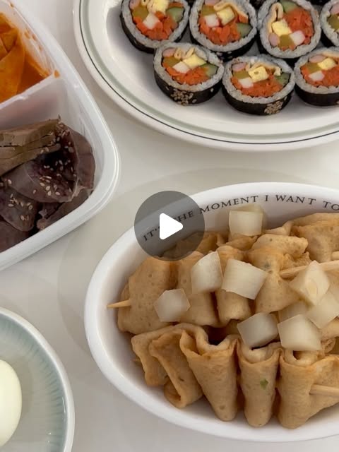 🕌 주주남매맘 헤디니 월드 🕌 on Instagram: "으 요즘 너무 춥지 않나여 ㅠ
겨울엔 따끈따끈 🍢🍢🍢🤎
평소에도 분식 러버라 자주 먹었는데
겨울엔 따끈한 어묵탕 무조건이져~
속이 따땃해지는게,, 감기 예방으로 무까지 넣어서
애들이랑 분식먹기~ 어묵이 인기 짱임 👻
밀가루 0%라 믿고 먹는 어묵!!!

택배 꼼꼼하고 깔끔하게 포장되어 왔구
양도 꽤 많아 네식구 한끼에 메인으루 올리기 가능!
꼬치어묵 크기랑 모양은 포장마차 크기정도 되려나 했는데
더 크고 두께도 통통해서 진짜 훨씬 맛있음!
깊은맛이라고 해야할듯 오빠랑 와 찐인데? 하며 먹었고
밀가루가 안들어가서 그런지 쫄깃하고 담백했고
밀도감 자체가 다름 너무 맛있듬 ㅠㅠ 국물에 끓였을 때
더더더 맛있어지는데 진짜 요건 찐임
어묵탕으로 해먹었는데 집들이나 캠핑용으로도 딱임
캠핑갈때 이거 먹자며 오빠가 어묵 냄비 알아보고,,
어린이 간식이나 가족 식사로도 딱!
애들 재우고 야식으로도 먹었는데 밀가루 0%라 부담 없었음
밀가루가 안들어있고 높은 어육 함량때문인지
오래 끓여도 다른 어묵들처럼 불거나 이런게 없었음!!!
그래서 꼬들파인 나에게 딱이였고
밀가루 안주고싶은 엄마마음 알져?
아이들 간식으로 반찬으로 챙겨주기 딱임!!!
링크 요기있눈데
https://smartstore.naver.com/seoulkim/products/12644889222
네이버알림받기 하면 1,000원할인에
포토구매후기이벤트 2,000원 네이버 포인트 지급 이벤트 중!
놓치지 말자구용 ><

#광고#꼬치어묵#어묵탕#오뎅#오뎅탕#꼬치오뎅#겨울간식#부산어묵#어묵우동#어묵전골#즉석어묵#즉석오뎅#오뎅꼬치#어묵꼬치#캠핑#국물요리#술안주#캠핑음식#밀가루0%#모듬어묵#밀키트#어묵바#오뎅바 #네가족 #분식 #분식스타그램 #분식파티 #김밥 #떡볶이 #순대"
